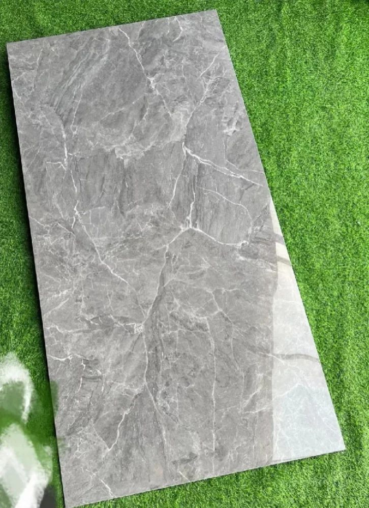 Placa · Gris de veta intensa · Piedra & travertino · Ref. WAO-TRA-P019-I02