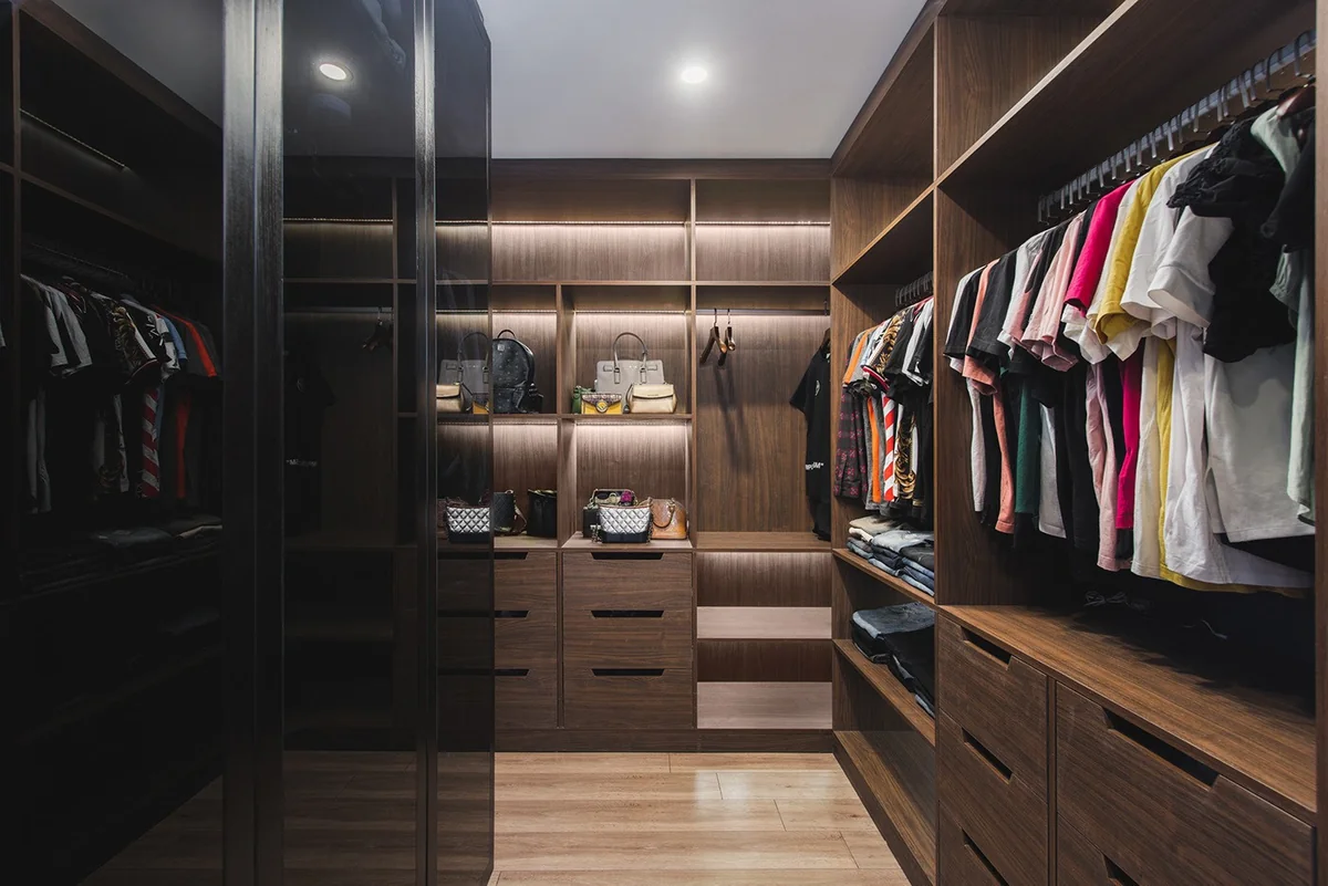 Vestidor oscuro con cajoneras de madera · Guardado · Ref. WAO-AL-GUA-0061