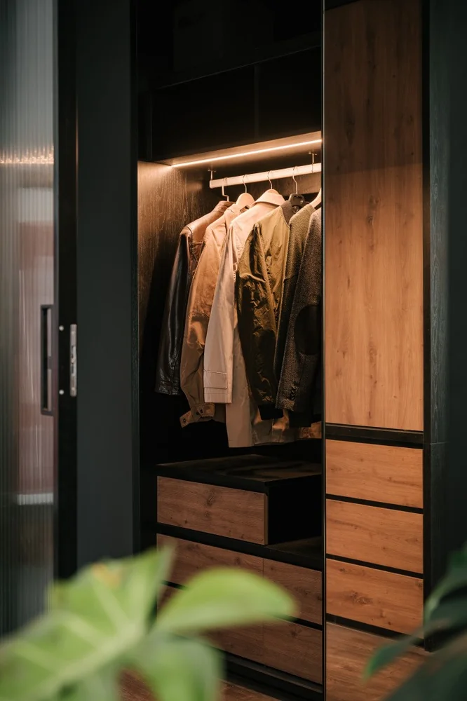 Armario de acceso con madera e iluminación · Guardado · Ref. WAO-AL-GUA-0062