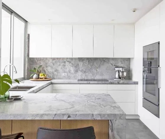Cocina blanca con mesada de aspecto veteado · Cocinas · Ref. WAO-AL-COC-0062 · vista 2
