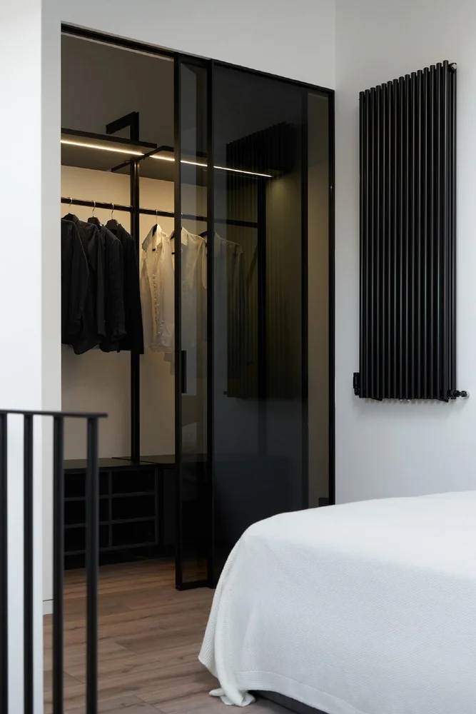 Vestidor con cerramiento de vidrio oscuro · Ref. WAO-AL-GUA-0055