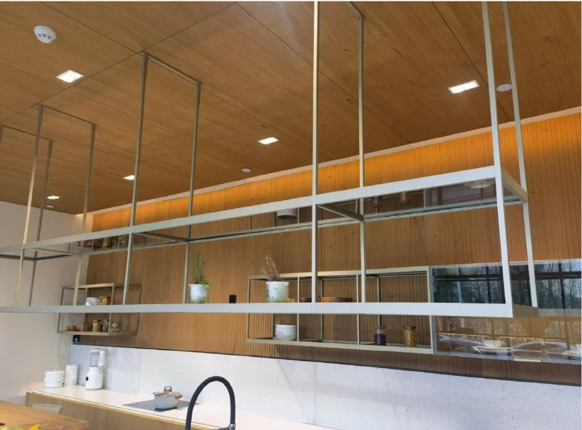 Cocina en madera con estantería suspendida · Cocinas · Ref. WAO-AL-COC-0003 · vista 2