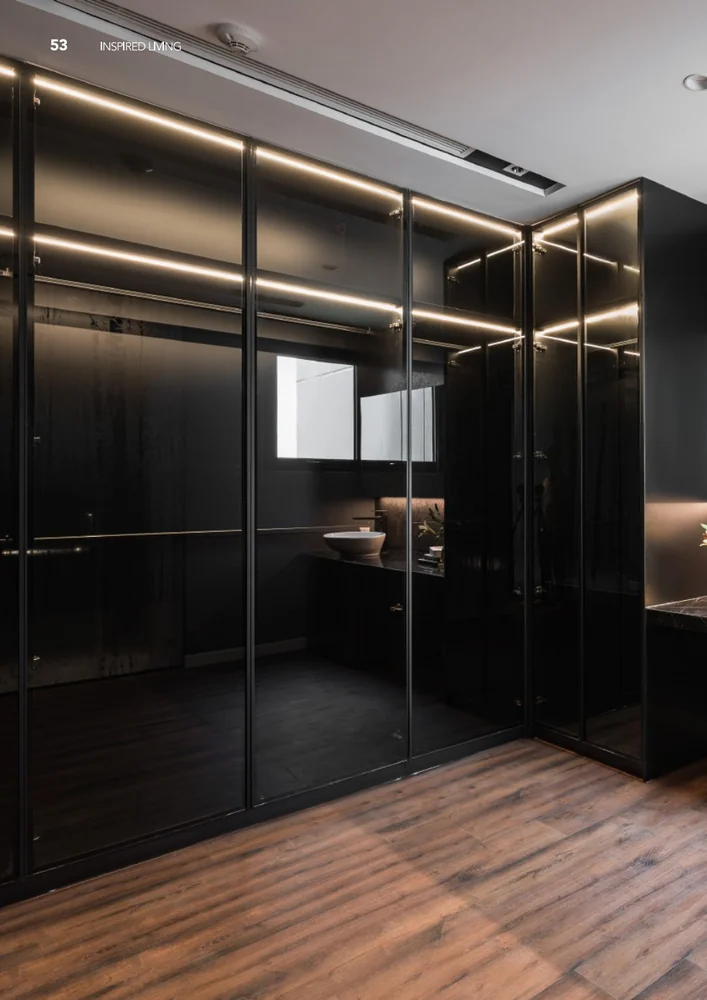 Vestidor de vidrio negro con iluminación lineal · Guardado · Ref. WAO-AL-GUA-0070