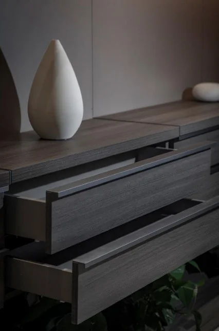 Cajonera oscura para vestidor