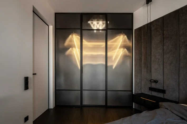 Armario de vidrio oscuro con iluminación interior · Guardado · Ref. WAO-AL-GUA-0056