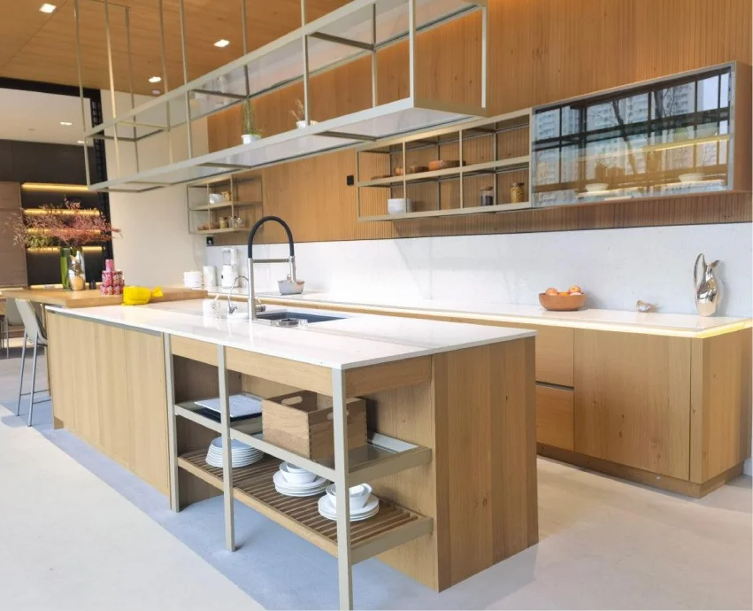 Cocina en madera con estantería suspendida · Cocinas · Ref. WAO-AL-COC-0003