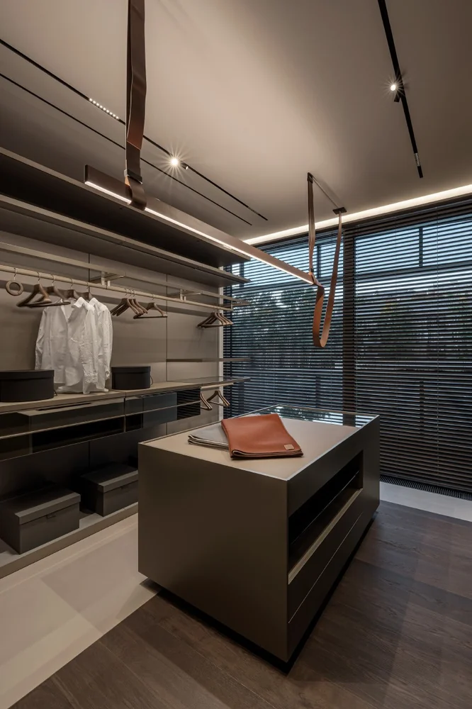 Vestidor gris con isla y frentes de vidrio · Ref. WAO-AL-GUA-0052